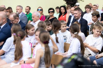 Zdjęcie z oficjalnego otwarcia Centrum Rekreacyjno-Sportowego i Edukacyjnego przy ZSP nr 5